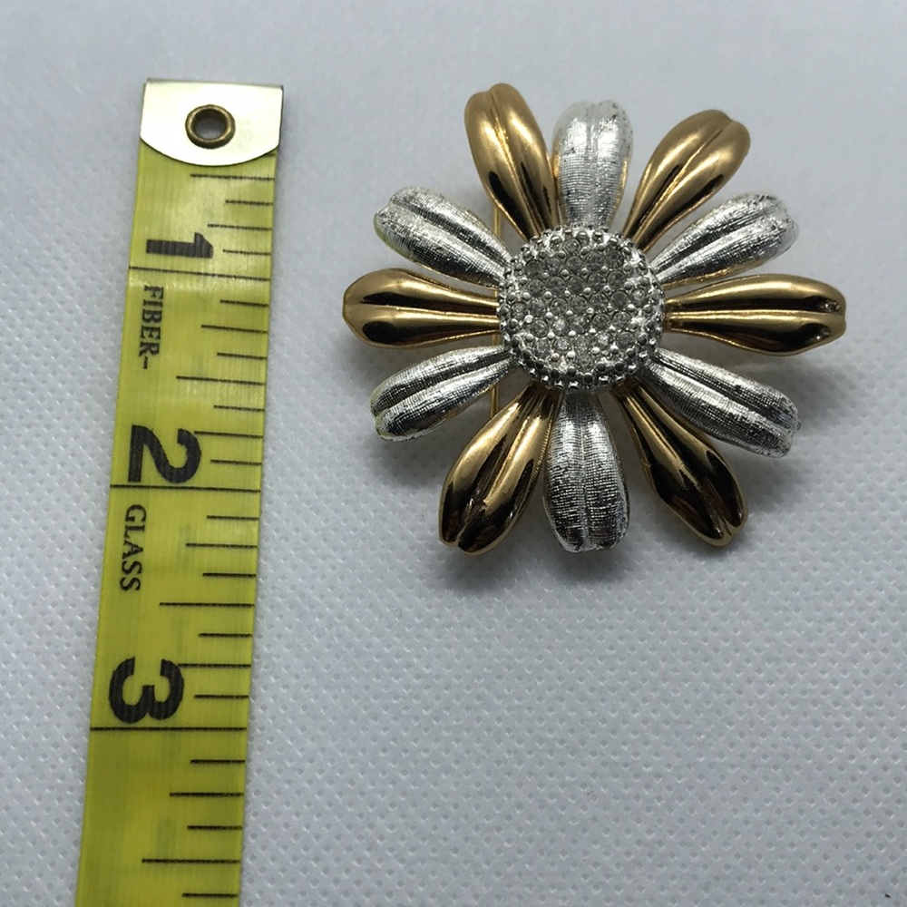 Gorgeous vintage daisy pin - Picture 3 of 4